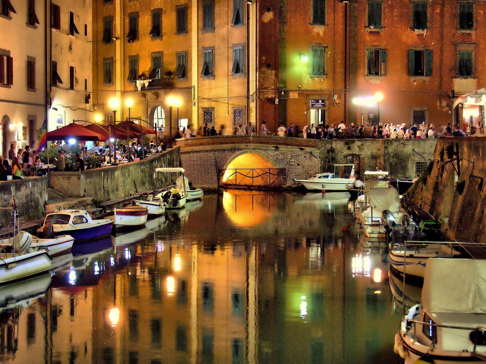 Canali del quartiere Venezia di Livorno al tramonto